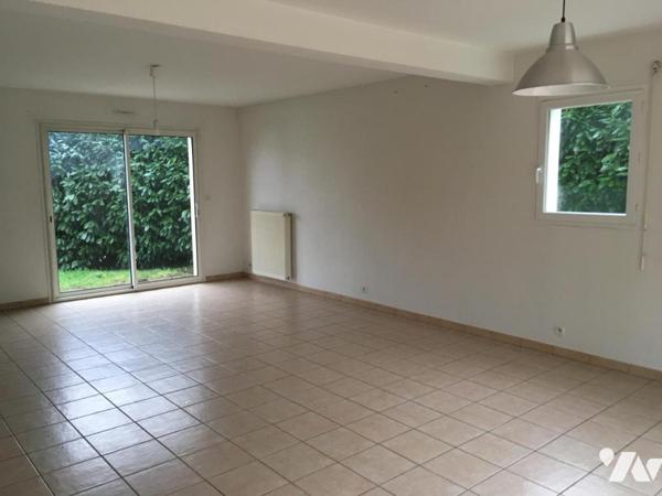 ORVAULT, Petit-Chantilly. Maison indépendante de 2001 sur 386 m², 5 chambres dont une de plain-pied.