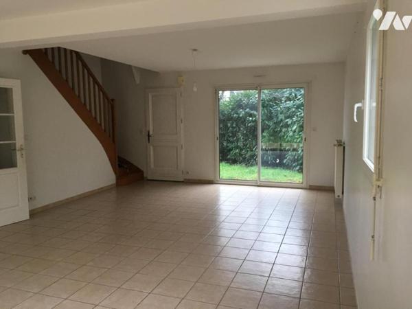 ORVAULT, Petit-Chantilly. Maison indépendante de 2001 sur 386 m², 5 chambres dont une de plain-pied.