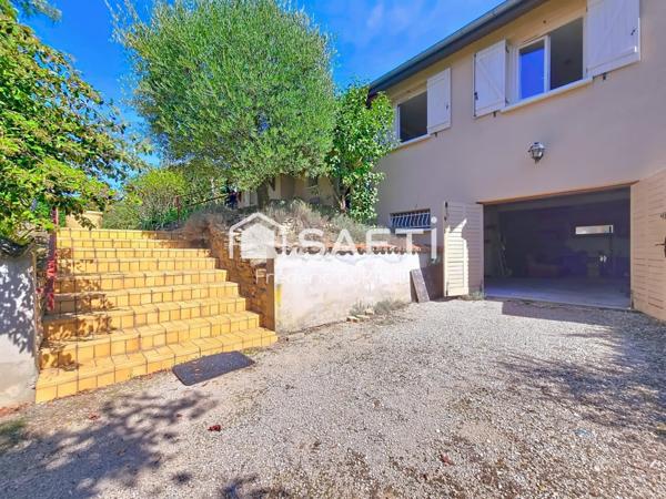 Maison avec grand sous-sol piscine climatisation