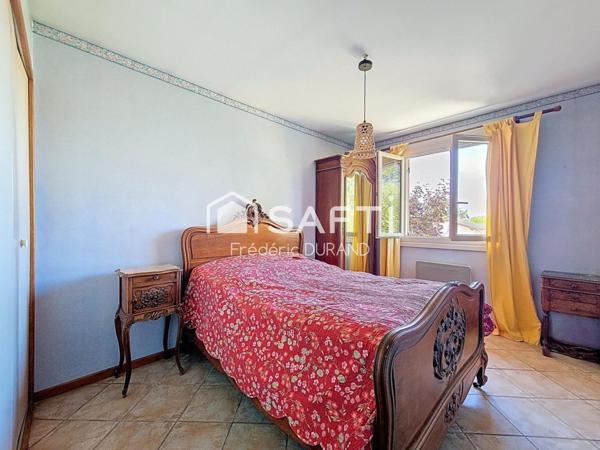 Maison avec grand sous-sol piscine climatisation