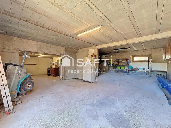 Maison avec grand sous-sol piscine climatisation