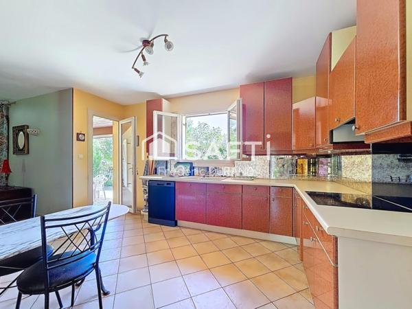 Maison avec grand sous-sol piscine climatisation