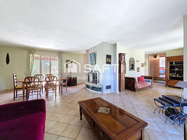 Maison avec grand sous-sol piscine climatisation