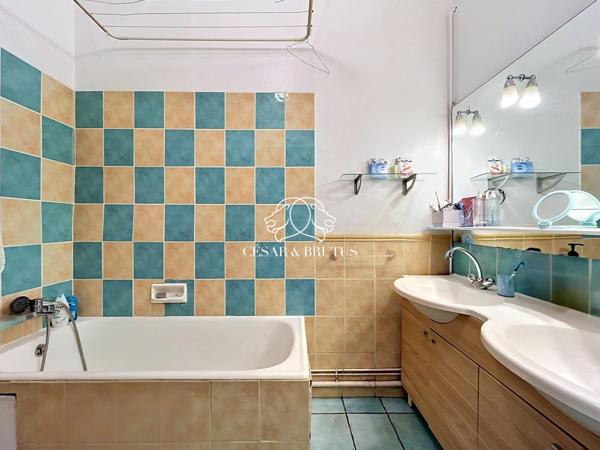 APPARTEMENT FAMILIAL PROCHE PREFECTURE AVEC GRENIER, CAVE ET PARKING