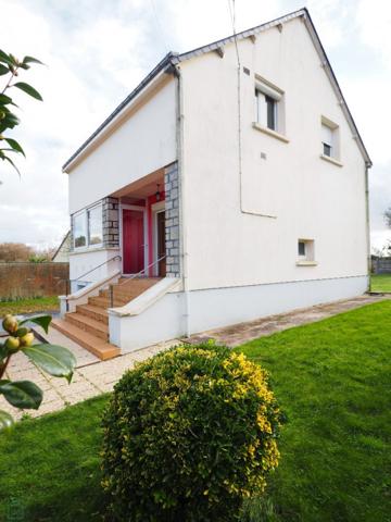 Beau terrain et secteur calme à promimités des commodités pour cette maison à l'allure contemporaine