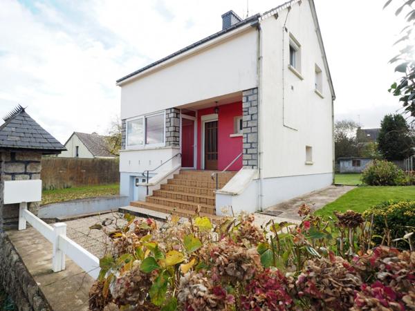 Beau terrain et secteur calme à promimités des commodités pour cette maison à l'allure contemporaine