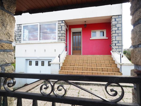 Beau terrain et secteur calme à promimités des commodités pour cette maison à l'allure contemporaine