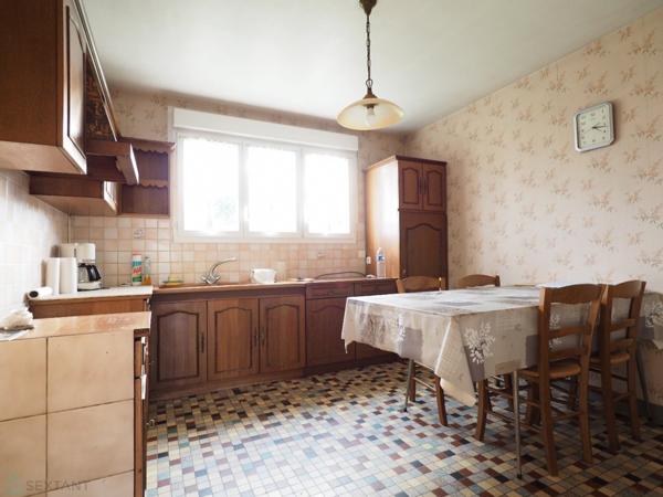 Beau terrain et secteur calme à promimités des commodités pour cette maison à l'allure contemporaine