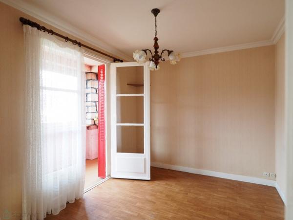 Beau terrain et secteur calme à promimités des commodités pour cette maison à l'allure contemporaine