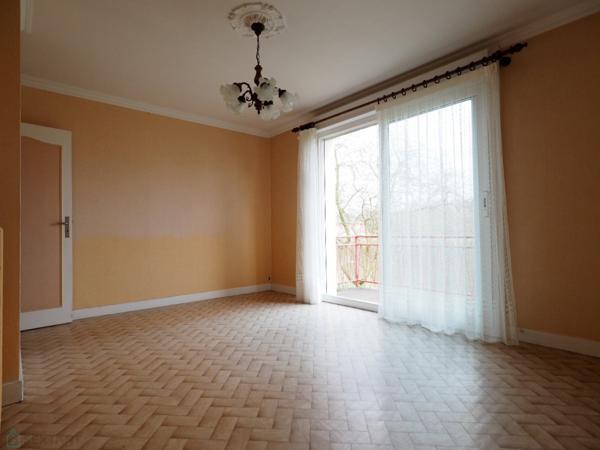 Beau terrain et secteur calme à promimités des commodités pour cette maison à l'allure contemporaine