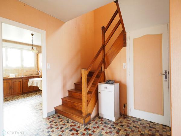 Beau terrain et secteur calme à promimités des commodités pour cette maison à l'allure contemporaine