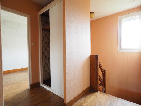 Beau terrain et secteur calme à promimités des commodités pour cette maison à l'allure contemporaine