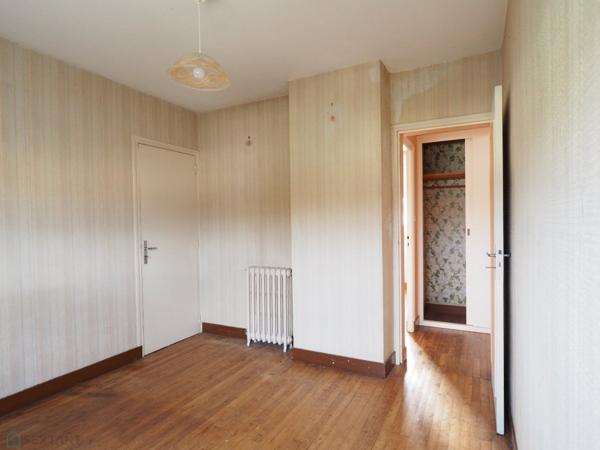 Beau terrain et secteur calme à promimités des commodités pour cette maison à l'allure contemporaine