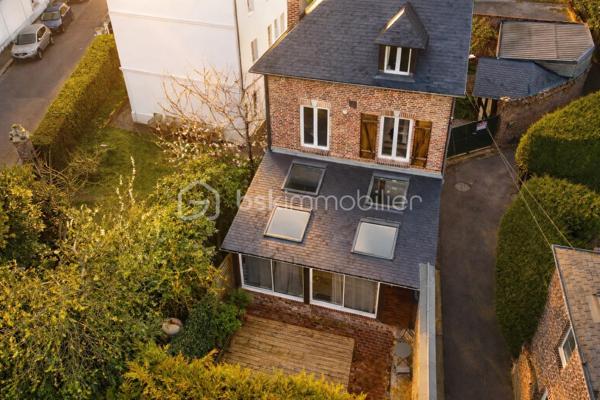 Dans l’un des quartiers les plus agréables et recherchés de Lisieux, découvrez cette charmante maison de ville non mitoyenne qui séduira par son atmosphère chaleureuse et sa proximité immédiate avec le centre-ville.

Dès l’entrée, la maison dévoile un espace de vie convivial comprenant séjour avec une cuisine dinatoire aménagée et équipée, un salon lumineux et confortable, qui s’ouvre directement sur une belle terrasse, offrant un cadre idéal pour profiter des beaux jours en toute tranquillité. Une seconde terrasse permet également de profiter pleinement des différentes expositions tout au long de la journée, au gré de vos envies ou de stationner votre véhicule.

À l’étage, l’espace nuit propose une chambre avec dressing ainsi qu’un espace bureau ou chambre mezzanine répondant au besoin d'un enfant. Le niveau est complété par une salle de bains avec WC.

 Le dernier niveau est dédié à une grande chambre bénéficiant de sa propre salle de douche avec WC, créant ainsi un espace intime et indépendant.

 La maison dispose également d’une annexe en colombage, apportant charme et authenticité à l’ensemble, idéale pour le rangement, un atelier ou un espace complémentaire selon vos besoins.

Une opportunité rare pour profiter d’une maison de caractère dans un environnement privilégié à deux pas des commerces et commodités.