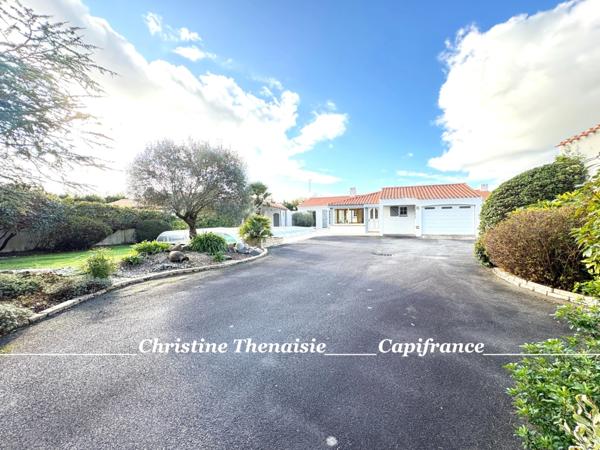 Maison à vendre 5 pièces - Plain-Pied - 3 chambres - 2 salles d'eau - 3 wc - Piscine couverte - 2 garages SAINT HILAIRE DE RIEZ (85)