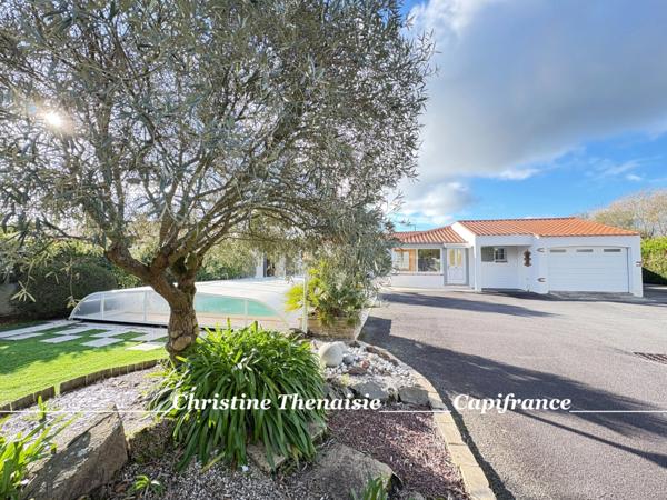 Maison à vendre 5 pièces - Plain-Pied - 3 chambres - 2 salles d'eau - 3 wc - Piscine couverte - 2 garages SAINT HILAIRE DE RIEZ (85)