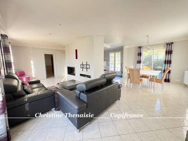 Maison à vendre 5 pièces - Plain-Pied - 3 chambres - 2 salles d'eau - 3 wc - Piscine couverte - 2 garages SAINT HILAIRE DE RIEZ (85)