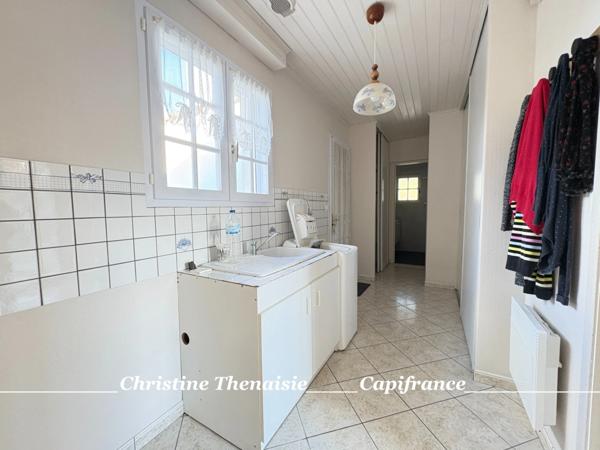 Maison à vendre 5 pièces - Plain-Pied - 3 chambres - 2 salles d'eau - 3 wc - Piscine couverte - 2 garages SAINT HILAIRE DE RIEZ (85)