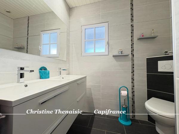 Maison à vendre 5 pièces - Plain-Pied - 3 chambres - 2 salles d'eau - 3 wc - Piscine couverte - 2 garages SAINT HILAIRE DE RIEZ (85)