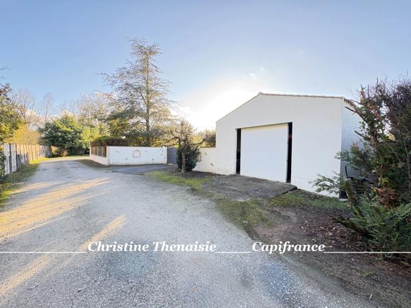 Maison à vendre 5 pièces - Plain-Pied - 3 chambres - 2 salles d'eau - 3 wc - Piscine couverte - 2 garages SAINT HILAIRE DE RIEZ (85)