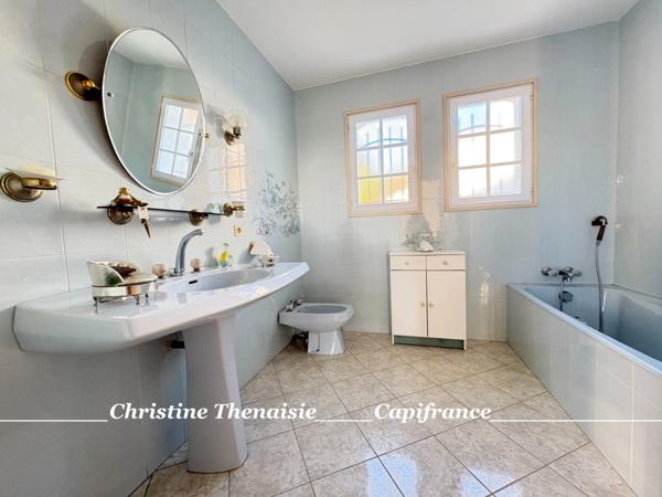 Maison à vendre 5 pièces - Plain-Pied - 3 chambres - 2 salles d'eau - 3 wc - Piscine couverte - 2 garages SAINT HILAIRE DE RIEZ (85)