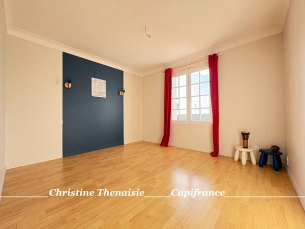 Maison à vendre 5 pièces - Plain-Pied - 3 chambres - 2 salles d'eau - 3 wc - Piscine couverte - 2 garages SAINT HILAIRE DE RIEZ (85)