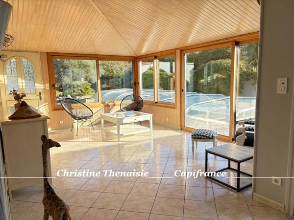 Maison à vendre 5 pièces - Plain-Pied - 3 chambres - 2 salles d'eau - 3 wc - Piscine couverte - 2 garages SAINT HILAIRE DE RIEZ (85)