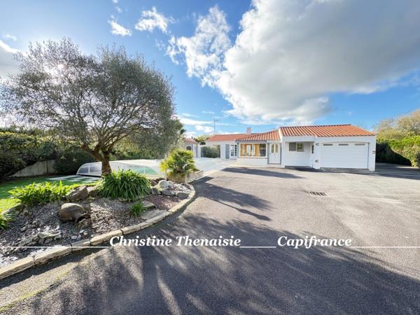 Maison à vendre 5 pièces - Plain-Pied - 3 chambres - 2 salles d'eau - 3 wc - Piscine couverte - 2 garages SAINT HILAIRE DE RIEZ (85)