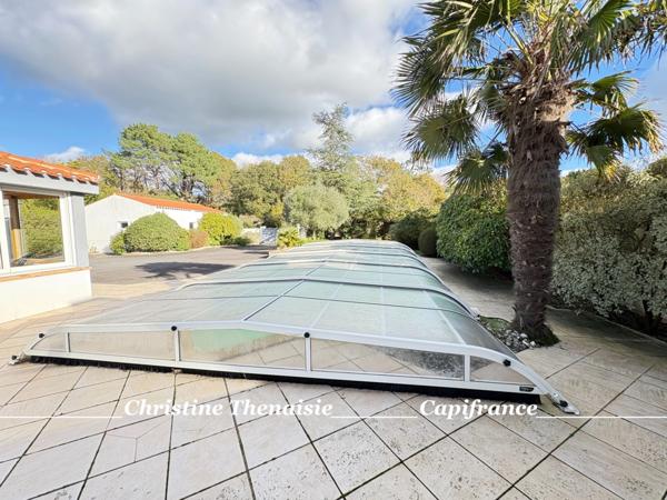 Maison à vendre 5 pièces - Plain-Pied - 3 chambres - 2 salles d'eau - 3 wc - Piscine couverte - 2 garages SAINT HILAIRE DE RIEZ (85)