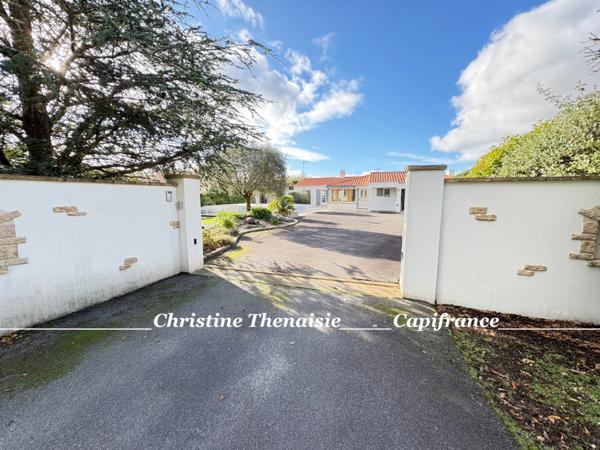 Maison à vendre 5 pièces - Plain-Pied - 3 chambres - 2 salles d'eau - 3 wc - Piscine couverte - 2 garages SAINT HILAIRE DE RIEZ (85)