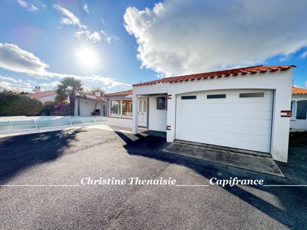 Maison à vendre 5 pièces - Plain-Pied - 3 chambres - 2 salles d'eau - 3 wc - Piscine couverte - 2 garages SAINT HILAIRE DE RIEZ (85)