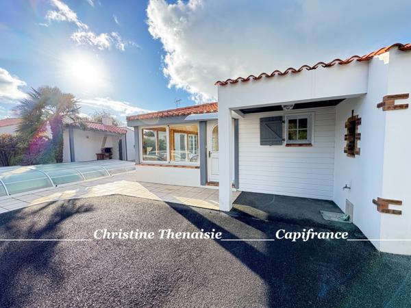 Maison à vendre 5 pièces - Plain-Pied - 3 chambres - 2 salles d'eau - 3 wc - Piscine couverte - 2 garages SAINT HILAIRE DE RIEZ (85)