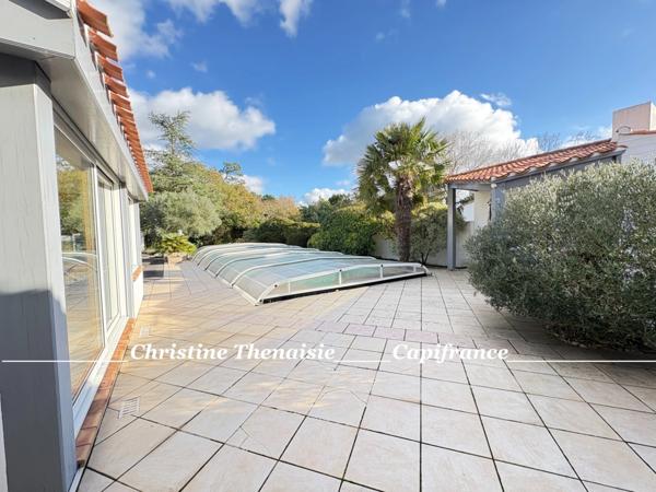 Maison à vendre 5 pièces - Plain-Pied - 3 chambres - 2 salles d'eau - 3 wc - Piscine couverte - 2 garages SAINT HILAIRE DE RIEZ (85)