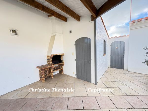 Maison à vendre 5 pièces - Plain-Pied - 3 chambres - 2 salles d'eau - 3 wc - Piscine couverte - 2 garages SAINT HILAIRE DE RIEZ (85)