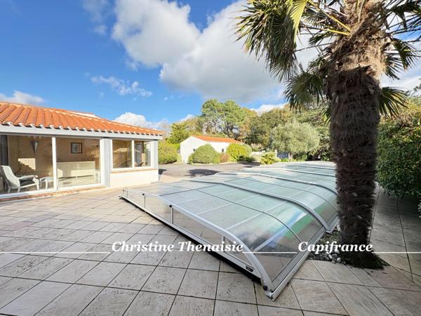 Maison à vendre 5 pièces - Plain-Pied - 3 chambres - 2 salles d'eau - 3 wc - Piscine couverte - 2 garages SAINT HILAIRE DE RIEZ (85)