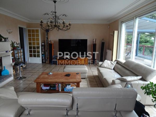 en exclusivité quartier calme de saint-maixent l'école, à 3 minutes de la gare tgv maison de 230 m² environ terrain 1650 m².