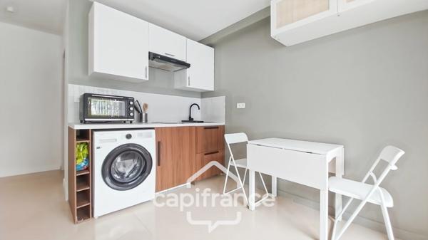 A louer-studio 18,78 m2 avec balcon-excellent état-2ème étage-ascenseur-5mn à pied ligne 3 station et 10 mn ligne 9-