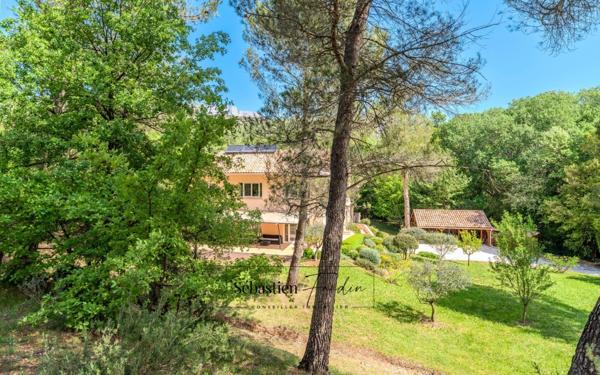 Domaine à vendre à Rousset à 15 minutes d'Aix-en-Provence - 1 ha - 3 logements - plus de 315 m² habitables - calme absolu - amoureux de la nature