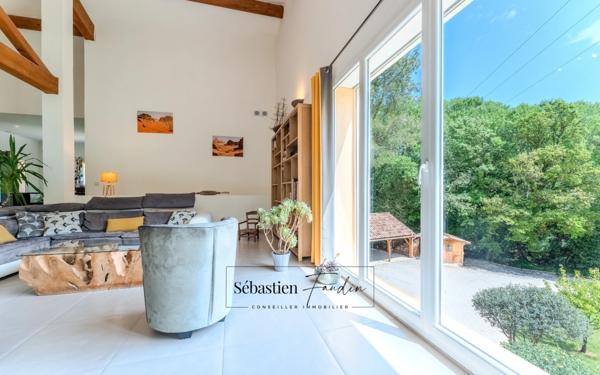 Domaine à vendre à Rousset à 15 minutes d'Aix-en-Provence - 1 ha - 3 logements - plus de 315 m² habitables - calme absolu - amoureux de la nature