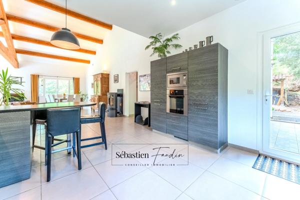 Domaine à vendre à Rousset à 15 minutes d'Aix-en-Provence - 1 ha - 3 logements - plus de 315 m² habitables - calme absolu - amoureux de la nature