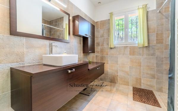 Domaine à vendre à Rousset à 15 minutes d'Aix-en-Provence - 1 ha - 3 logements - plus de 315 m² habitables - calme absolu - amoureux de la nature