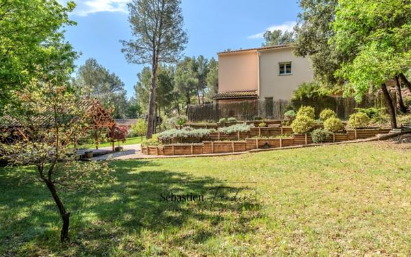 Domaine à vendre à Rousset à 15 minutes d'Aix-en-Provence - 1 ha - 3 logements - plus de 315 m² habitables - calme absolu - amoureux de la nature