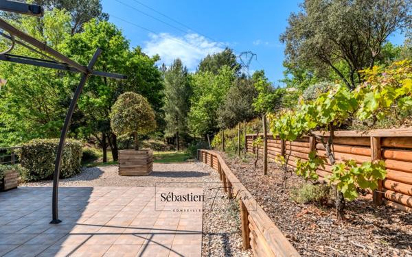 Domaine à vendre à Rousset à 15 minutes d'Aix-en-Provence - 1 ha - 3 logements - plus de 315 m² habitables - calme absolu - amoureux de la nature