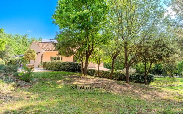 Domaine à vendre à Rousset à 15 minutes d'Aix-en-Provence - 1 ha - 3 logements - plus de 315 m² habitables - calme absolu - amoureux de la nature
