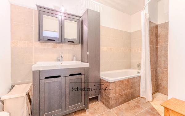 Domaine à vendre à Rousset à 15 minutes d'Aix-en-Provence - 1 ha - 3 logements - plus de 315 m² habitables - calme absolu - amoureux de la nature