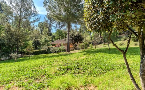 Domaine à vendre à Rousset à 15 minutes d'Aix-en-Provence - 1 ha - 3 logements - plus de 315 m² habitables - calme absolu - amoureux de la nature