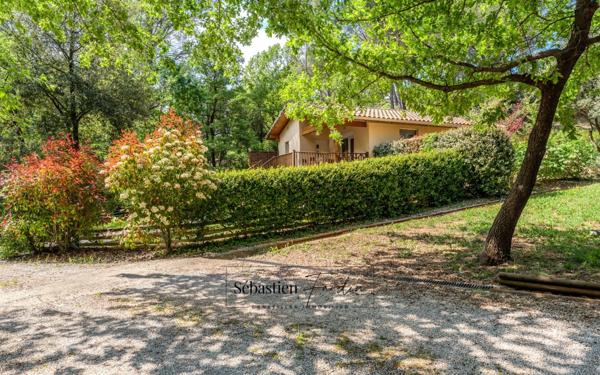 Domaine à vendre à Rousset à 15 minutes d'Aix-en-Provence - 1 ha - 3 logements - plus de 315 m² habitables - calme absolu - amoureux de la nature