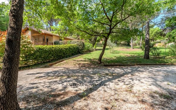Domaine à vendre à Rousset à 15 minutes d'Aix-en-Provence - 1 ha - 3 logements - plus de 315 m² habitables - calme absolu - amoureux de la nature