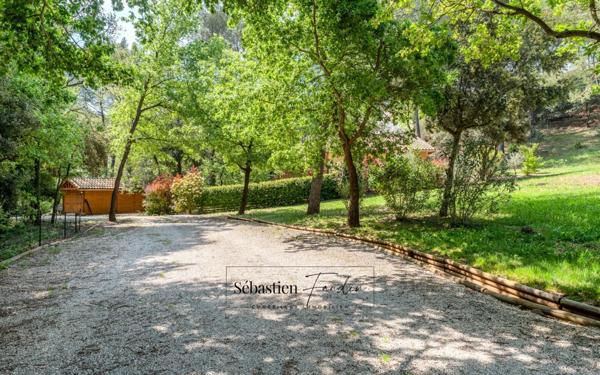 Domaine à vendre à Rousset à 15 minutes d'Aix-en-Provence - 1 ha - 3 logements - plus de 315 m² habitables - calme absolu - amoureux de la nature