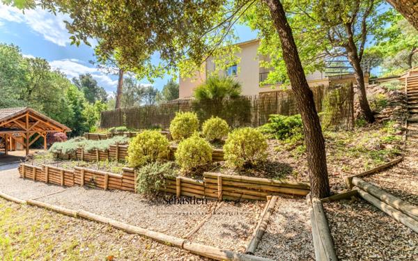 Domaine à vendre à Rousset à 15 minutes d'Aix-en-Provence - 1 ha - 3 logements - plus de 315 m² habitables - calme absolu - amoureux de la nature